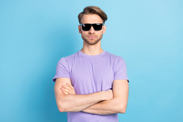 Photo portrait of young man in black sunglass serious crossed hands isolated on pastel blue color background