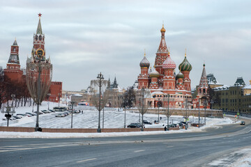 Obraz premium MOSCOW, View of Vasilievsky Spusk, Red Square, St. Basil's Cathedral and the Spasskaya Tower of the Moscow Kremlin on a frosty winter morning