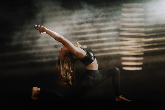 Frau macht Yoga entspannt, kraftvoll, Balance, &Uuml;ben, Fitness, dunkler Hintergrund, Lichteinfall, Nebel, Lunge Pose, Ashva Sanchalanasana