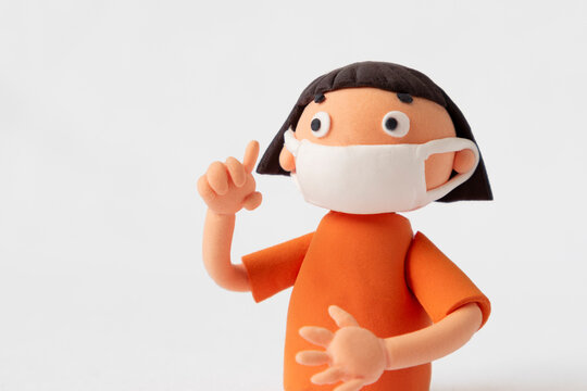 粘土のマスクをする女の子