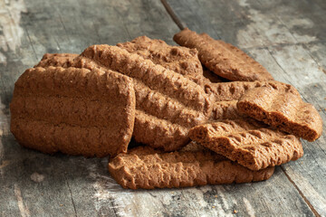 Spéculoos en tas sur fond de vieilles planches