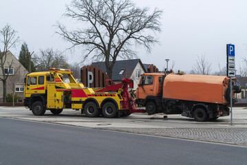 Eine Kehrmaschine der Strassenreinigung wird abgeschleppt