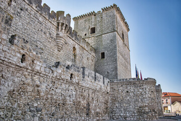 Fototapeta na wymiar Murallas, almenas y torre del homenaje del castillo medieval de Portillo en la provincia de Valladolid, España
