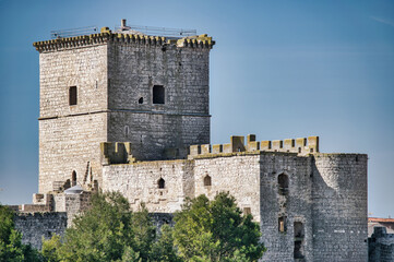 Ruinas del castillo medieval del siglo XV de Portillo en la provincia de Valladolid, España