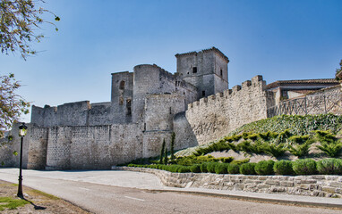 Fototapeta na wymiar Vista del castillo medieval de Portillo con jardines aledaños, provincia de Valladolid