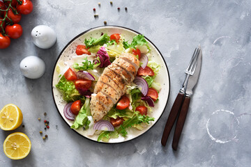 Mix of lettuce, tomatoes and grilled chicken fillet.