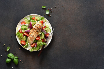 Mix of lettuce, tomatoes and grilled chicken fillet.