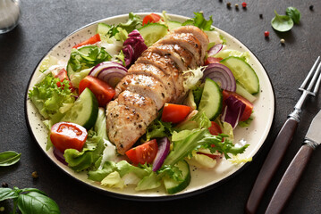 Mix of lettuce, tomatoes and grilled chicken fillet.