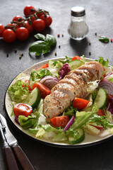 Mix of lettuce, tomatoes and grilled chicken fillet.