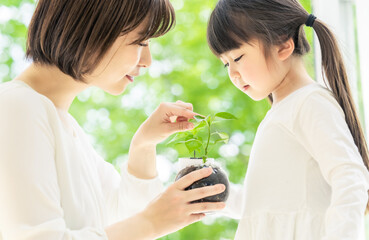 植物を見る親子　環境保護イメージ