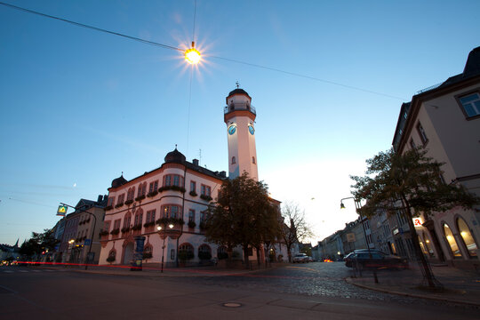 Rathaus in der Ludwigstra&szlig;e in Hof/Saale zur blauen Stunde in der D&auml;mmerung