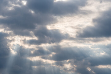 Rayons de soleil perçant un ciel menaçant