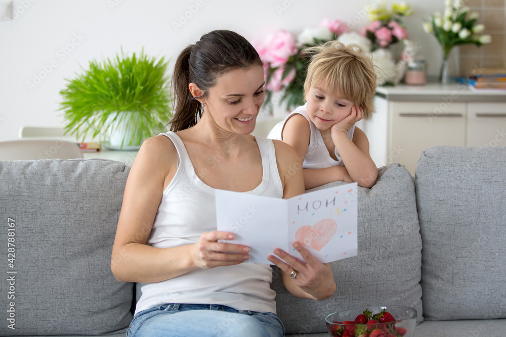 Wall mural Cute toddler child, giving mom card with heart for Mothers day