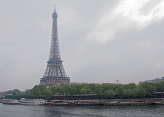 Obraz premium View of the Port de Suffren and the Eiffel Tower. In the port there are ships and cars