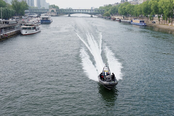 Obraz premium On the Seine rides a boat with divers