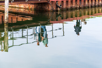 Der idyllische Hafen Lippe an der Hohwachter Bucht in Schleswig-Holstein, Spiegelung im ruhigen Hafenwasser