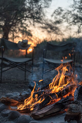 Lagerfeuer mit Sonnenuntergang, aufgenommen in Kruger Nationalpark, Südafrika