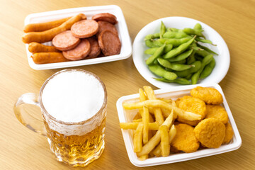 家のテーブルでビールを飲むイメージ