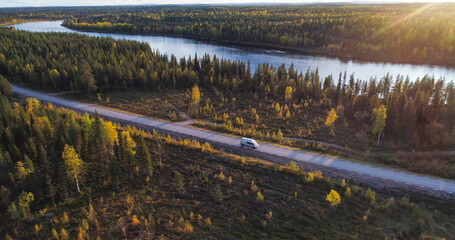 Caravan driving in a arctic landscape, autumn evening 01 © Daniel Rönneberg/Wirestock