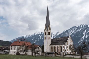 Fototapeta na wymiar Blick auf die Pfarrkirche Untermieming