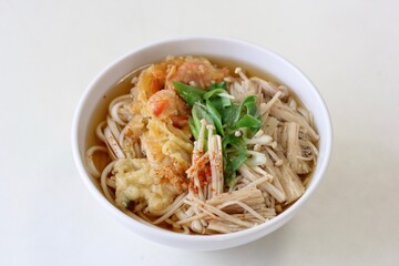 えのきだけと天ぷらが入ったうどん