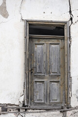 Alte Holztüre eines baufälligen Hauses