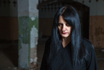 Fototapeta premium young goth woman in an abandoned building