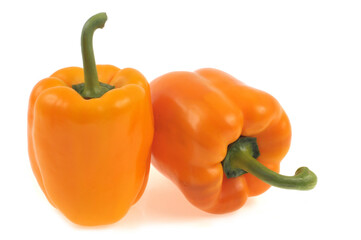 Deux poivrons jaunes crus en gros plan sur fond blanc