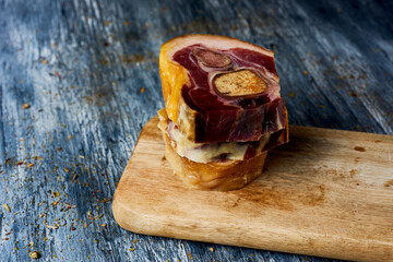 cuts of spanish codillo de jamon