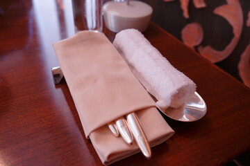 Obraz premium Serving in the Restaurant, Silver Fork and Knife Set on the Table - 銀 カトラリー ナプキン レストラン