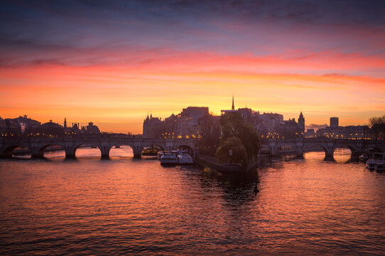 Sunrise over the Île de la Cité, Paris. View from the Pont des Arts
