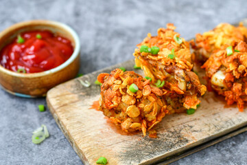 
 Crispy  deep fried   chicken 
 wings with cornflakes , ketchup and french fries . Breaded  with cornflakes chicken   wings. Junk fast food