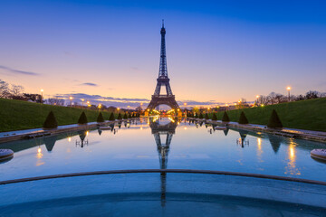 Fototapeta na wymiar Frozen reflections in Paris. Eiffel Tower at sunrise from Trocadero Fountains 