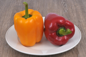 Poivron jaune et poivron rouge dans une assiette en gros plan