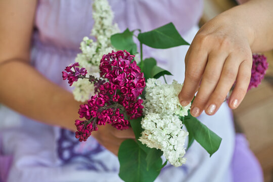 Woman holding bouquet of lillak in his hahd