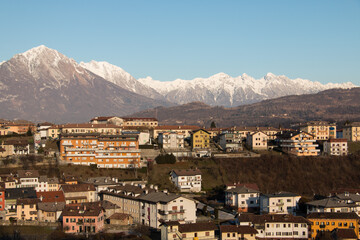 Obraz premium paisaje pueblo de montaña desde lo alto con picos nevados de fondo