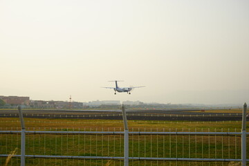 Airplane landing on runway at the airport - 着陸する飛行機 後ろ姿 飛行場	