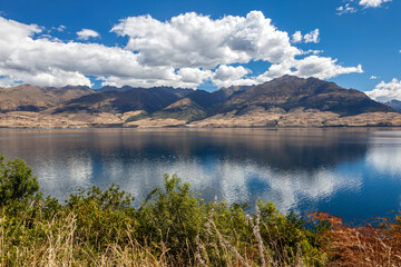 Fototapeta premium Scenic view of Lake Wanaka in summertime