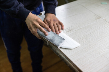 Obraz premium the child sands polyfoam with sandpaper