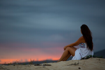Fototapeta na wymiar young girl contemplating the sunset
