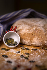 Studioaufnahme von selbst gebackenem Brot mit Kürbis Kernen