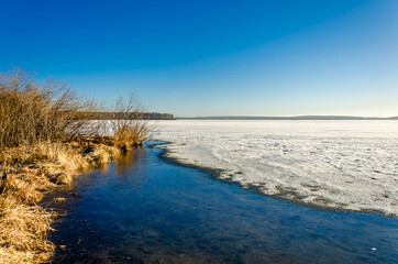 Lake shore on a spring day.Melting of ice.