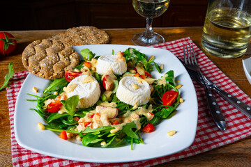 Rocket salad with goat cheese and honey dressing