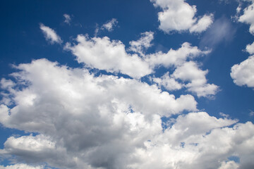 Obraz premium Blu sky with beautiful cumulus clouds