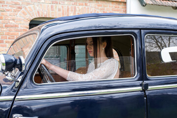 Braut im Hochzeitsauto