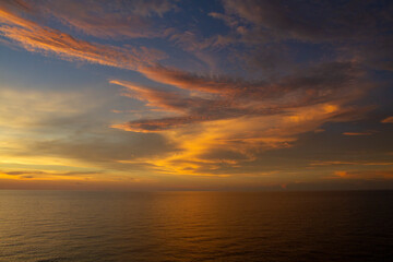 Obraz premium Beautiful ocean view with a dramatic cloudy sky golden sunset
