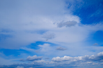 Segelflugzeug gleitet im blauen Himmel