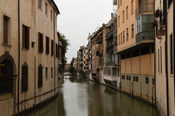 Fototapeta na wymiar canal veneciano con casas italianas alrededor
