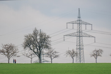 Strommasten im grünen Feld