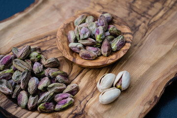 Pistazien Pistacia vera auf Olivenholz